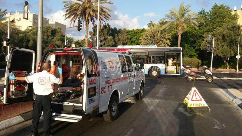  بالصور: إصابة طفيفة لشخصين بحادث طرق بين حافلة ومركبة بيافا 